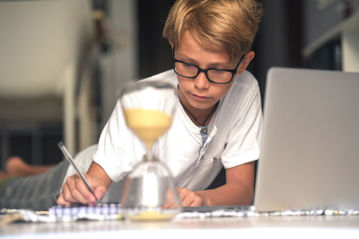 Comment aider l’enfant TDA à se concentrer à l’école et à la maison?